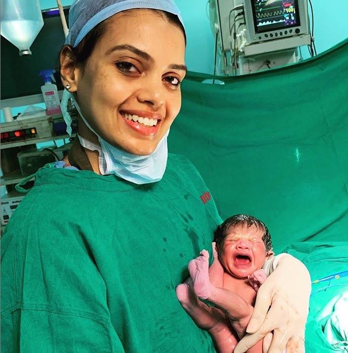 Dr. Ruchi Bhandari inside the OT with baby after iVF with Frozen embryo transfer