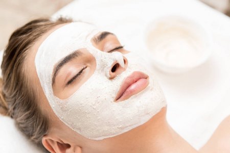 Face mask moisturizes dry skin