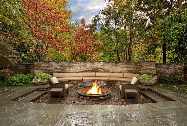 Elegant sitting area in garden 